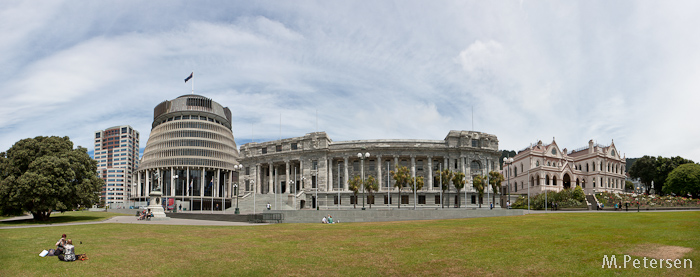 Beehive (Bienenkorb) mit Ministerien und Premierminister (links), Parliament House (mitte), Parliamentary Library (rechts) - Wellington