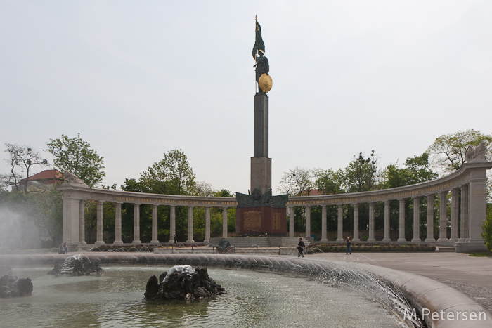 Hochstrahlbrunnen und Heldendenkmal der Roten Armee