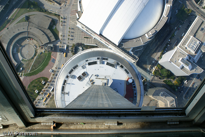 Blick vom Skypod hinunter auf das Observationdeck und den Skydome - Toronto