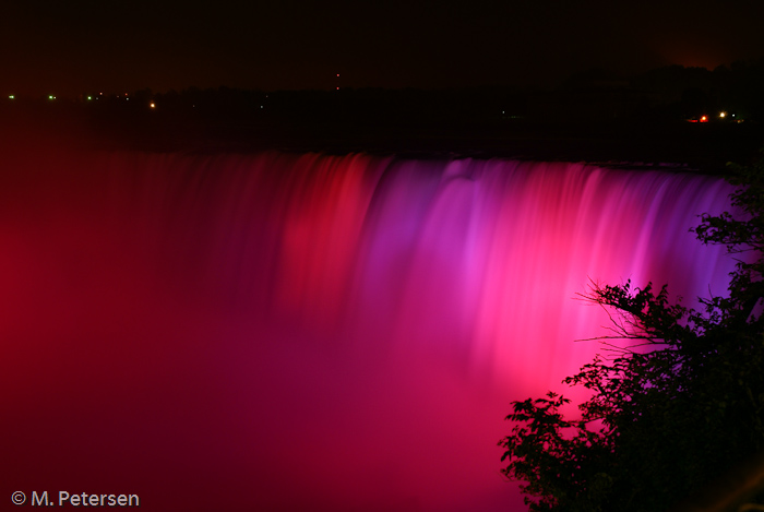 Illuminierte Horseshoe Falls - Niagara Fälle