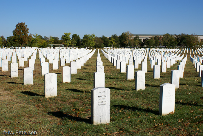 Gräber und Pentagon, Arlington Friedhof - Washington